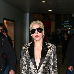 Lady Gaga arrive à l'aéroport Paris-Charles-de-Gaulle à Roissy pour se rendre à Paris à l'occasion du défilé Victoria's Secret à Roissy le 27 novembre 2016.