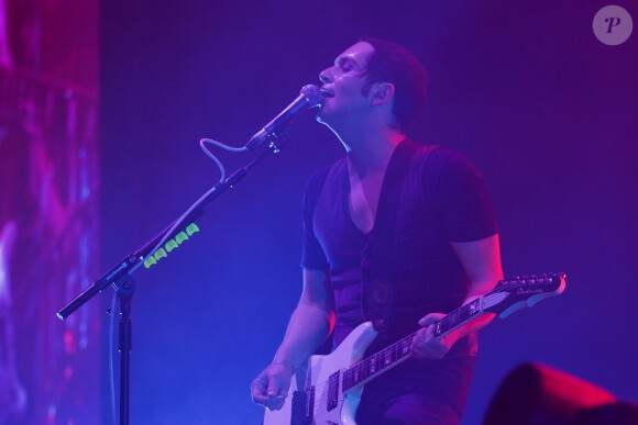 Brian Molko, chanteur et guitariste du groupe de rock alternatif britannique Placebo, en concert à l'AccordHotels Arena de Paris, France, le 29 novembre 2016. © Lise Tuillier