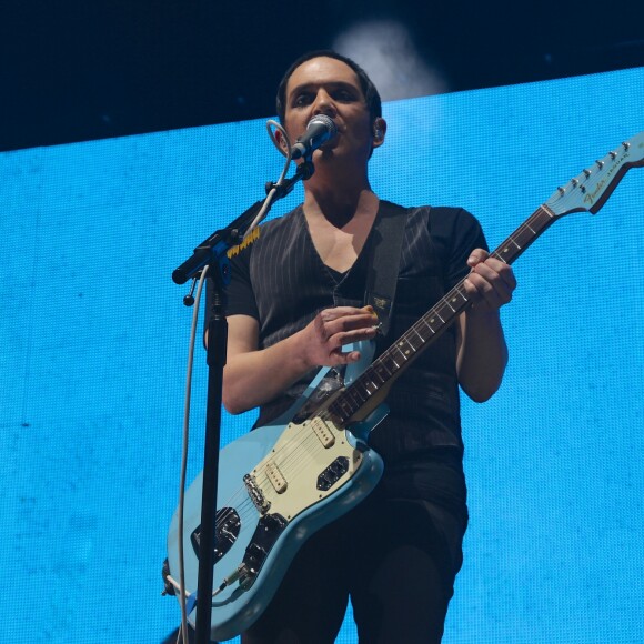 Brian Molko, chanteur et guitariste du groupe de rock alternatif britannique Placebo, en concert à l'AccordHotels Arena de Paris, France, le 29 novembre 2016. © Lise Tuillier