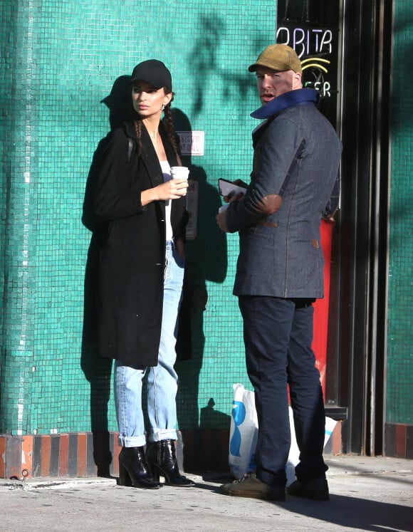 Emily Ratajkowski et son compagnon Jeff Magid sont allés prendre un café et faire du shopping dans les rues de New York, le 31 octobre 2016