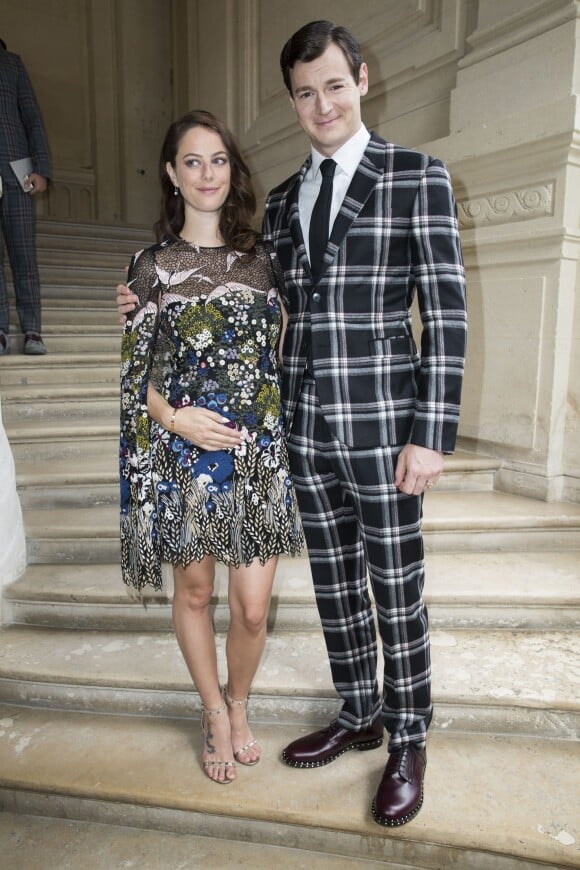 Kaya Scodelario (enceinte) et son mari Benjamin Walker - People au défilé de mode Valentino Hommes printemps-été 2017 à l'Hôtel Salomon de Rothschild à Paris, le 22 juin 2016.