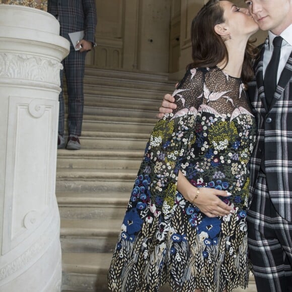 Kaya Scodelario (enceinte) et son mari Benjamin Walker - People au défilé de mode Valentino Hommes printemps-été 2017 à l'Hôtel Salomon de Rothschild à Paris, le 22 juin 2016