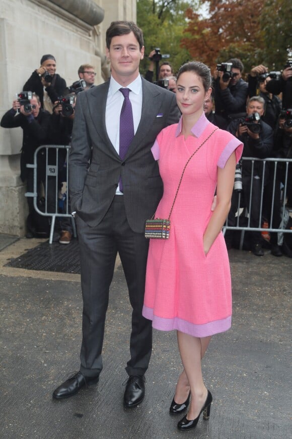 Benjamin Walker et sa compagne Kaya Scodelario - Arrivées au défilé de mode "Chanel", collection prêt-à-porter printemps-été 2016, à Paris. Le 6 octobre 2015
