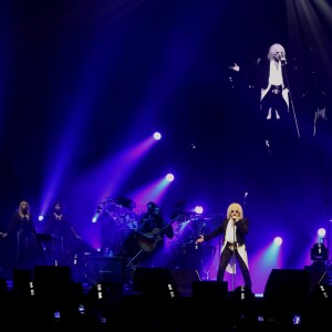 Exclusif - Michel Polnareff lors de son concert à la patinoire de Mériadeck à Bordeaux, France, le 30 novembre 2016. Michel Polnareff a été admis en urgence samedi 3 décembre à l'hôpital américain de Neuilly-sur-Seine. Se déclarant "dans un état d'épuisement total", il a été contraint d'annuler les deux derniers concert de sa tournée 2016 à Paris et à Nantes. Le Vendredi 2 décembre, deux heures avant de monter sur scène, Michel Polnareff, souffrant d'une insuffisance respiratoire, a annulé son concert-événement à la salle Pleyel de Paris. © Patrick Bernard-Quentin Salinier/Bestimage