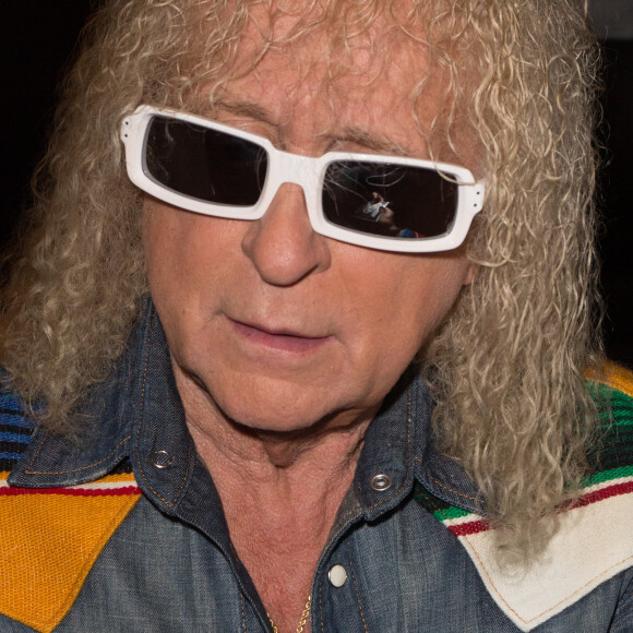 Exclusif - Michel Polnareff à la sortie de l'émission de "Touche Pas a Mon Poste" (TPMP), il prend un peu de temps pour ses fans pendant que sa femme Danyellah Polnareff le prend en photo puis ils vont ensemble dîner au restaurant Le Costes à Paris, France, le 15 septembre. © Agence/Bestimage