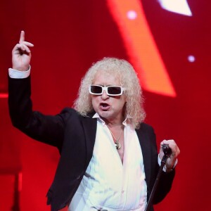 Exclusif - Michel Polnareff lors de son concert à la patinoire de Mériadeck à Bordeaux, France, le 30 novembre 2016. Michel Polnareff a été admis en urgence samedi 3 décembre à l'hôpital américain de Neuilly-sur-Seine. Se déclarant "dans un état d'épuisement total", il a été contraint d'annuler les deux derniers concert de sa tournée 2016 à Paris et à Nantes. Le vendredi 2 décembre, deux heures avant de monter sur scène, Michel Polnareff, souffrant d'une insuffisance respiratoire, a annulé son concert-événement à la salle Pleyel de Paris. © Patrick Bernard-Quentin Salinier/Bestimage