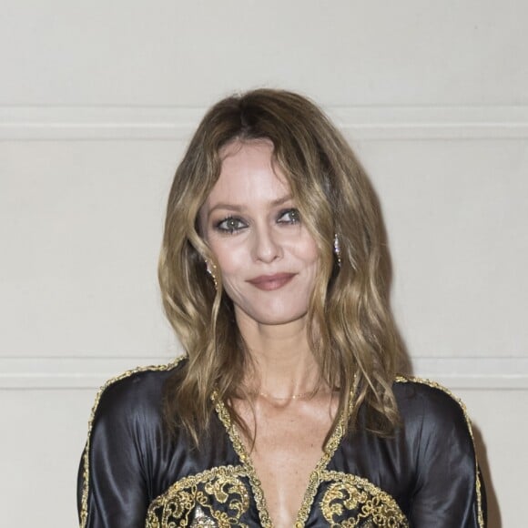 Vanessa Paradis - Photocall lors du deuxième défilé Chanel "Métiers d'Art" au Ritz à Paris, France, le 6 décembre 2016. Cette collection destinée à mettre en valeur le précieux savoir-faire des ateliers Chanel (bottier, plisseur, plumassier, brodeur, ...) donne lieu depuis 2002 à un défilé au mois de décembre. Karl Lagarfeld choisit chaque année un lieu lié à l'histoire de mademoiselle Chanel. Gabrielle Chanel (Coco) a loué à partir de 1937 une suite au troisième étage du Ritz. © Olivier Borde/Bestimage