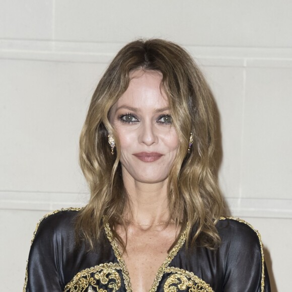 Vanessa Paradis - Photocall lors du deuxième défilé Chanel "Métiers d'Art" au Ritz à Paris, France, le 6 décembre 2016. Cette collection destinée à mettre en valeur le précieux savoir-faire des ateliers Chanel (bottier, plisseur, plumassier, brodeur, ...) donne lieu depuis 2002 à un défilé au mois de décembre. Karl Lagarfeld choisit chaque année un lieu lié à l'histoire de mademoiselle Chanel. Gabrielle Chanel (Coco) a loué à partir de 1937 une suite au troisième étage du Ritz. © Olivier Borde/Bestimage