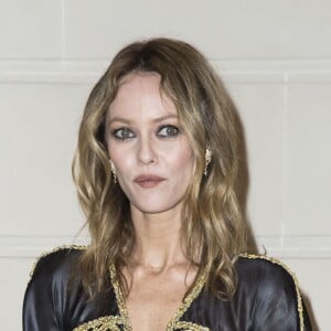 Vanessa Paradis - Photocall lors du deuxième défilé Chanel "Métiers d'Art" au Ritz à Paris, France, le 6 décembre 2016. Cette collection destinée à mettre en valeur le précieux savoir-faire des ateliers Chanel (bottier, plisseur, plumassier, brodeur, ...) donne lieu depuis 2002 à un défilé au mois de décembre. Karl Lagarfeld choisit chaque année un lieu lié à l'histoire de mademoiselle Chanel. Gabrielle Chanel (Coco) a loué à partir de 1937 une suite au troisième étage du Ritz. © Olivier Borde/Bestimage