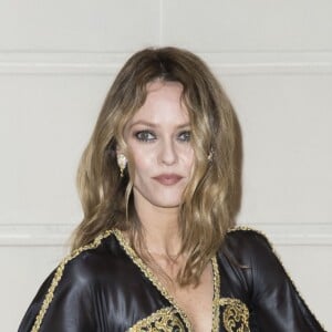 Vanessa Paradis - Photocall lors du deuxième défilé Chanel "Métiers d'Art" au Ritz à Paris, France, le 6 décembre 2016. Cette collection destinée à mettre en valeur le précieux savoir-faire des ateliers Chanel (bottier, plisseur, plumassier, brodeur, ...) donne lieu depuis 2002 à un défilé au mois de décembre. Karl Lagarfeld choisit chaque année un lieu lié à l'histoire de mademoiselle Chanel. Gabrielle Chanel (Coco) a loué à partir de 1937 une suite au troisième étage du Ritz. © Olivier Borde/Bestimage