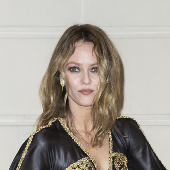 Vanessa Paradis - Photocall lors du deuxième défilé Chanel "Métiers d'Art" au Ritz à Paris, France, le 6 décembre 2016. Cette collection destinée à mettre en valeur le précieux savoir-faire des ateliers Chanel (bottier, plisseur, plumassier, brodeur, ...) donne lieu depuis 2002 à un défilé au mois de décembre. Karl Lagarfeld choisit chaque année un lieu lié à l'histoire de mademoiselle Chanel. Gabrielle Chanel (Coco) a loué à partir de 1937 une suite au troisième étage du Ritz. © Olivier Borde/Bestimage