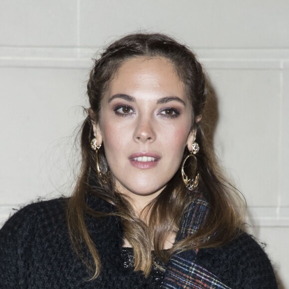 Alysson Paradis - Photocall lors du deuxième défilé Chanel "Métiers d'Art" au Ritz à Paris, France, le 6 décembre 2016. Cette collection destinée à mettre en valeur le précieux savoir-faire des ateliers Chanel (bottier, plisseur, plumassier, brodeur, ...) donne lieu depuis 2002 à un défilé au mois de décembre. Karl Lagarfeld choisit chaque année un lieu lié à l'histoire de mademoiselle Chanel. Gabrielle Chanel (Coco) a loué à partir de 1937 une suite au troisième étage du Ritz. © Olivier Borde/Bestimage