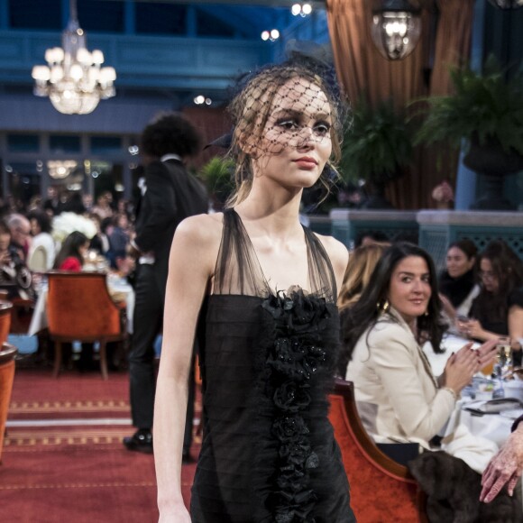Lily-Rose Depp au défilé Chanel Métiers d'Art 2016/2017 à l'hôtel Ritz à Paris le 6 décembre 2016. © Olivier Borde / Bestimage 'Chanel