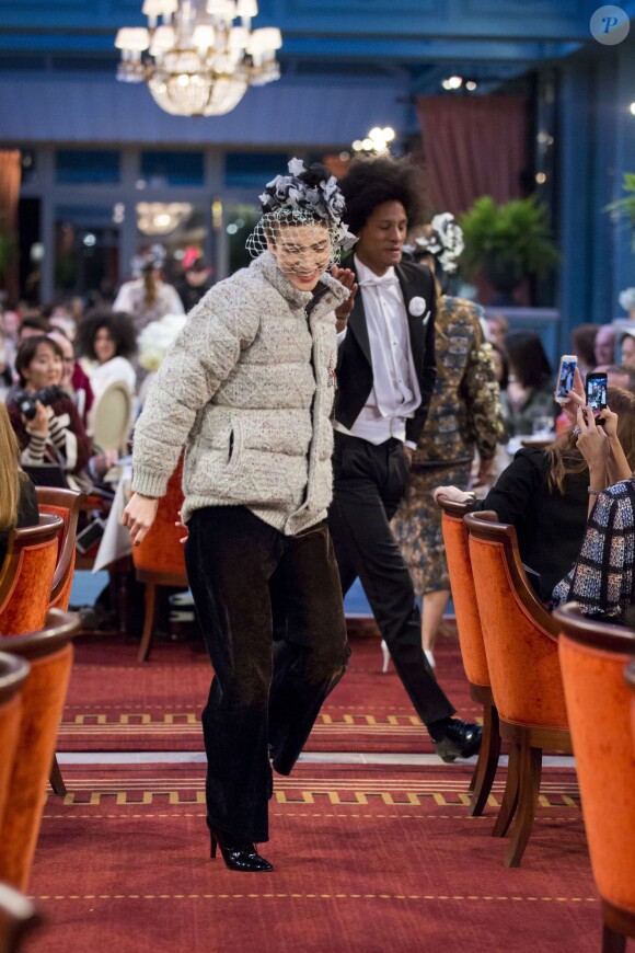 Mannequin lors du défilé Chanel "Métiers d'Art 2016/2017" à l'hôtel Ritz à Paris le 6 décembre 2016. © Olivier Borde / Bestimage  'Chanel Collection des Metiers d'Art 2016/17 : Paris Cosmopolite' show at the Ritz Hotel in Paris, France on December 6, 2016.06/12/2016 - 