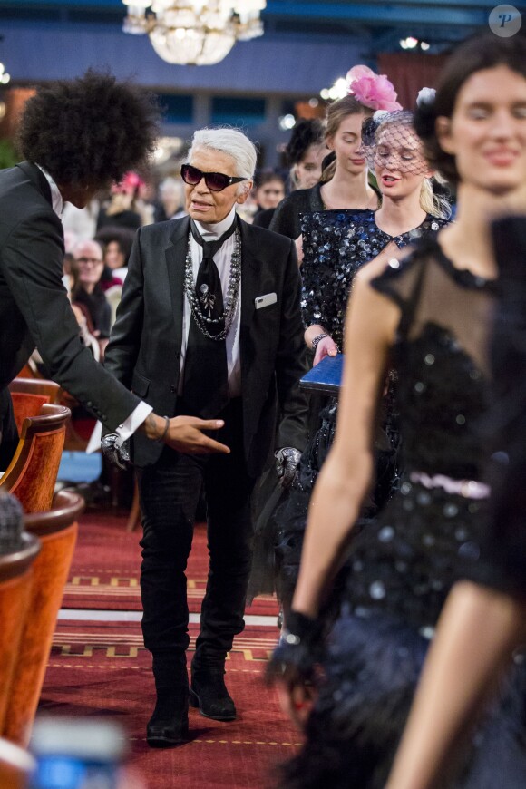 Le designer Karl Lagerfeld lors du défilé Chanel "Métiers d'Art 2016/2017" à l'hôtel Ritz à Paris le 6 décembre 2016. © Olivier Borde / Bestimage