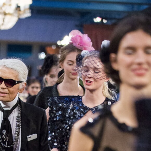 Le designer Karl Lagerfeld lors du défilé Chanel "Métiers d'Art 2016/2017" à l'hôtel Ritz à Paris le 6 décembre 2016. © Olivier Borde / Bestimage