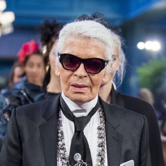 Le designer Karl Lagerfeld lors du défilé Chanel "Métiers d'Art 2016/2017" à l'hôtel Ritz à Paris le 6 décembre 2016. © Olivier Borde / Bestimage