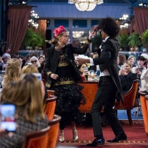 Cara Delevingne et un des jumeaux des Twins lors du défilé Chanel "Métiers d'Art 2016/2017" à l'hôtel Ritz à Paris le 6 décembre 2016. © Olivier Borde / Bestimage