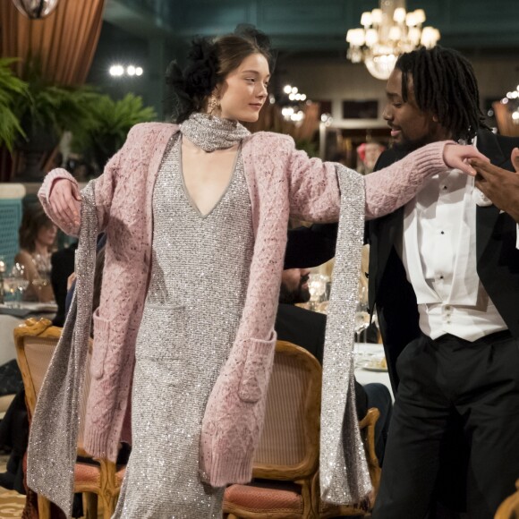 Mannequin - Deuxième défilé Chanel "Métiers d'Art" au Ritz à Paris, France, le 6 décembre 2016. Cette collection destinée à mettre en valeur le précieux savoir-faire des ateliers Chanel (bottier, plisseur, plumassier, brodeur, ...) donne lui depuis 2002 à un défilé au mois de décembre. Karl Lagarfeld choisit chaque année un lieu lié à l'histoire de mademoiselle Chanel. Gabrielle Chanel (Coco) a loué à partir de 1937 une suite au troisième étage du Ritz. © Olivier Borde/Bestimage  Celebs attending the 'Chanel Collection des Metiers d'Art 2016/17: Paris Cosmopolite' show in Paris, France on December 6, 2016.06/12/2016 - Paris