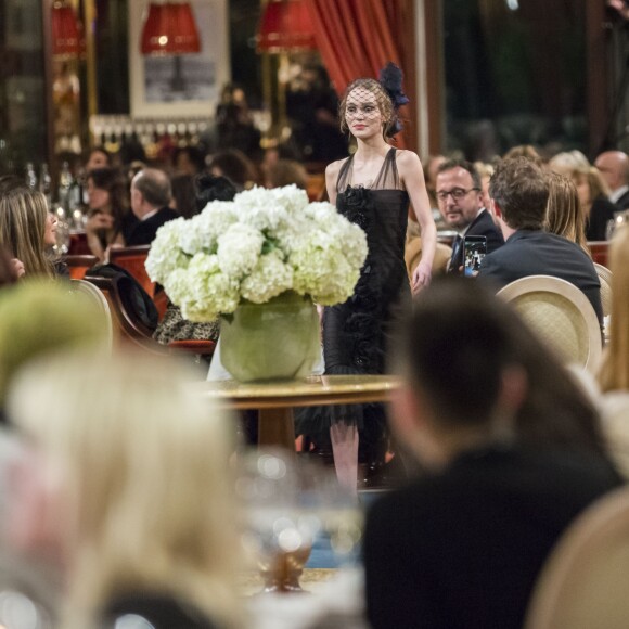 Lily-Rose Depp - Deuxième défilé Chanel "Métiers d'Art" au Ritz à Paris, France, le 6 décembre 2016. Cette collection destinée à mettre en valeur le précieux savoir-faire des ateliers Chanel (bottier, plisseur, plumassier, brodeur, ...) donne lui depuis 2002 à un défilé au mois de décembre. Karl Lagarfeld choisit chaque année un lieu lié à l'histoire de mademoiselle Chanel. Gabrielle Chanel (Coco) a loué à partir de 1937 une suite au troisième étage du Ritz. © Olivier Borde/Bestimage