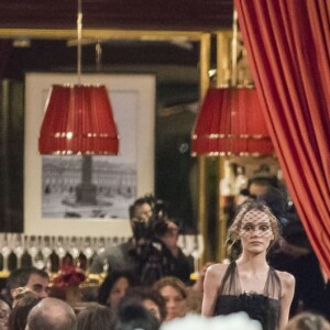 Lily-Rose Depp - Deuxième défilé Chanel "Métiers d'Art" au Ritz à Paris, France, le 6 décembre 2016. Cette collection destinée à mettre en valeur le précieux savoir-faire des ateliers Chanel (bottier, plisseur, plumassier, brodeur, ...) donne lui depuis 2002 à un défilé au mois de décembre. Karl Lagarfeld choisit chaque année un lieu lié à l'histoire de mademoiselle Chanel. Gabrielle Chanel (Coco) a loué à partir de 1937 une suite au troisième étage du Ritz. © Olivier Borde/Bestimage