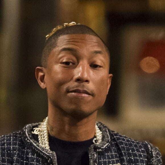 Pharrell Williams - Deuxième défilé Chanel "Métiers d'Art" au Ritz à Paris, France, le 6 décembre 2016. Cette collection destinée à mettre en valeur le précieux savoir-faire des ateliers Chanel (bottier, plisseur, plumassier, brodeur, ...) donne lui depuis 2002 à un défilé au mois de décembre. Karl Lagarfeld choisit chaque année un lieu lié à l'histoire de mademoiselle Chanel. Gabrielle Chanel (Coco) a loué à partir de 1937 une suite au troisième étage du Ritz. © Olivier Borde/Bestimage