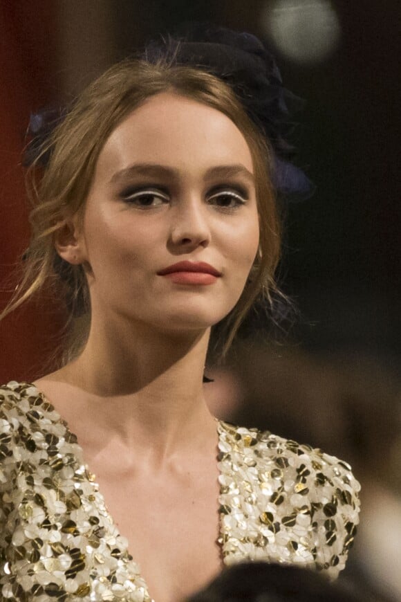 Lily-Rose Depp - Deuxième défilé Chanel "Métiers d'Art" au Ritz à Paris, France, le 6 décembre 2016. Cette collection destinée à mettre en valeur le précieux savoir-faire des ateliers Chanel (bottier, plisseur, plumassier, brodeur, ...) donne lui depuis 2002 à un défilé au mois de décembre. Karl Lagarfeld choisit chaque année un lieu lié à l'histoire de mademoiselle Chanel. Gabrielle Chanel (Coco) a loué à partir de 1937 une suite au troisième étage du Ritz. © Olivier Borde/Bestimage