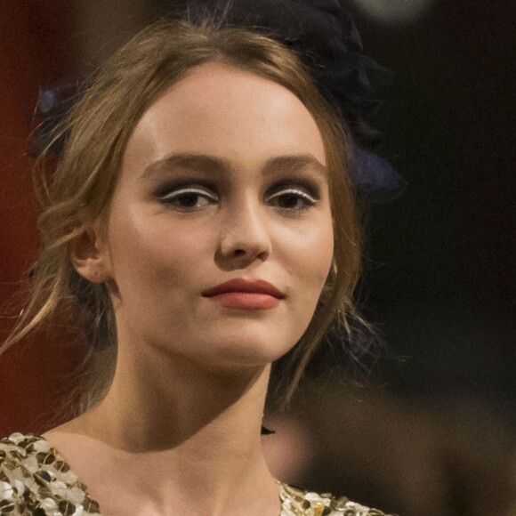 Lily-Rose Depp - Deuxième défilé Chanel "Métiers d'Art" au Ritz à Paris, France, le 6 décembre 2016. Cette collection destinée à mettre en valeur le précieux savoir-faire des ateliers Chanel (bottier, plisseur, plumassier, brodeur, ...) donne lui depuis 2002 à un défilé au mois de décembre. Karl Lagarfeld choisit chaque année un lieu lié à l'histoire de mademoiselle Chanel. Gabrielle Chanel (Coco) a loué à partir de 1937 une suite au troisième étage du Ritz. © Olivier Borde/Bestimage