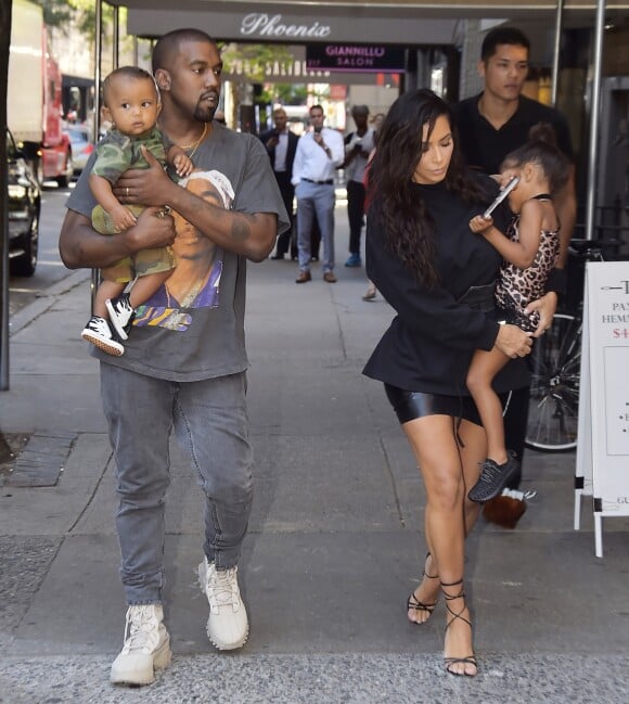 Kim Kardashian, son mari Kanye West et leurs enfants North et Saint West à New York, le 29 août 2016.