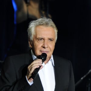 Michel Sardou en concert au Palais Omnisports de Paris Bercy, à Paris, le 12 décembre 2012.