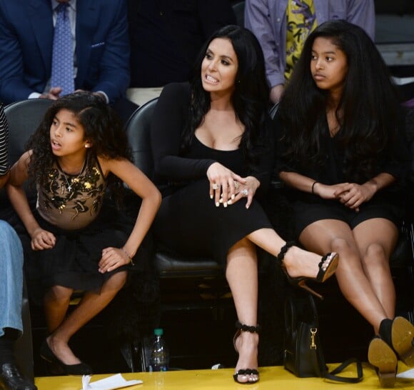 Vanessa Bryant et ses filles  Natalia Diamante et Gianna Maria-Onore regardent Kobe Bryant jouer avec les Lakers pour le dernier match de sa carrière, au Staples Center de Los Angeles, le 15 avril 2016.