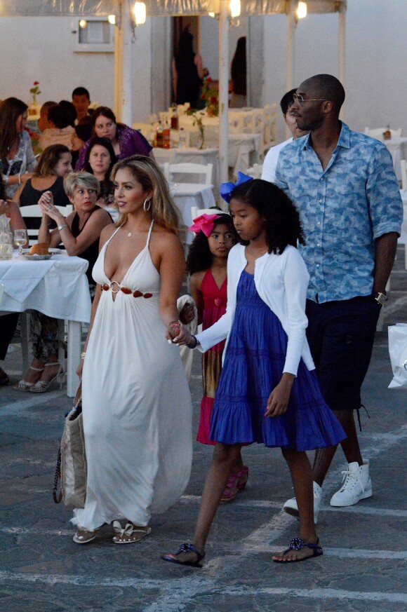 Kobe Bryant, sa femme Vanessa Laine et leurs filles Natalia Diamante et Gianna Maria-Onore en vacances à Mykonos le 24 juin 2014.