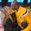 Kobe Bryant embrasse sa femme Vanessa avant un match des Lakers contre Oklahoma City Thunder au Staples Center de Los Angeles, le 19 novembre 2014.