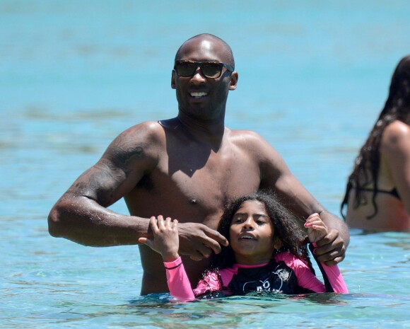 Kobe Bryant, sa femme Vanessa Laine et leurs filles Natalia Diamante et Gianna Maria-Onore en vacances à Mykonos le 25 juin 2014.