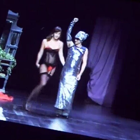 Daphné Bürki strip-teaseuse dans un spectacle - les images dévoilées dans "Le Tube", samedi 10 décembre 2016