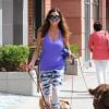 Janice Dickinson promène ses chiens dans les rues de Beverly Hills, le 27 septembre 2016