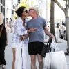 Exclusif - Janice Dickinson embrasse son fiancé Robert Gerner alors qu'ils font du shopping à Beverly Hills, le 13 août 2015.