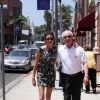 Janice Dickinson se promène avec un ami dans les rues de Beverly Hills. Le 15 juillet 2014