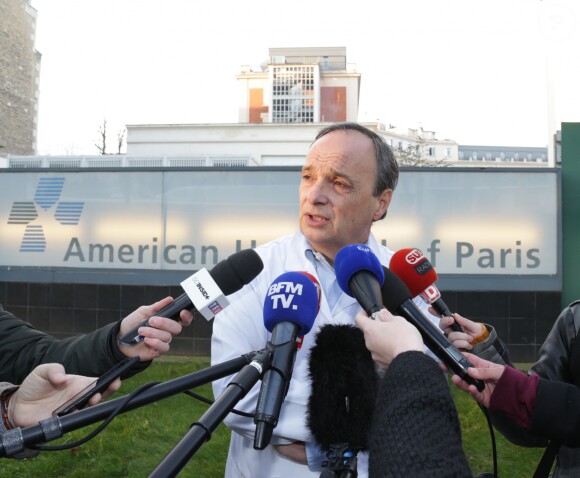 Le docteur Philippe Siou donne une conférence de presse à l'Hôpital américain concernant le chanteur Michel Polnareff à Neuilly-sur-Seine le 6 décembre 2016.