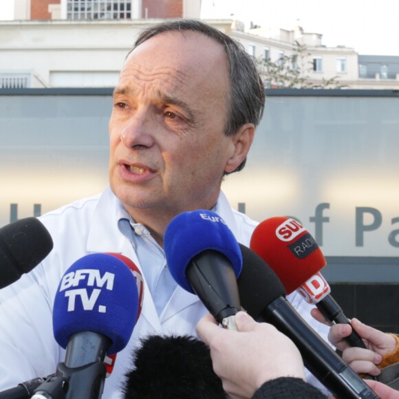 Le docteur Philippe Siou donne une conférence de presse à l'Hôpital américain concernant le chanteur Michel Polnareff à Neuilly-sur-Seine le 6 décembre 2016.