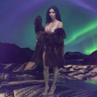 Kim Kardashian : De retour sur les réseaux sociaux, en lingerie et fourrure
