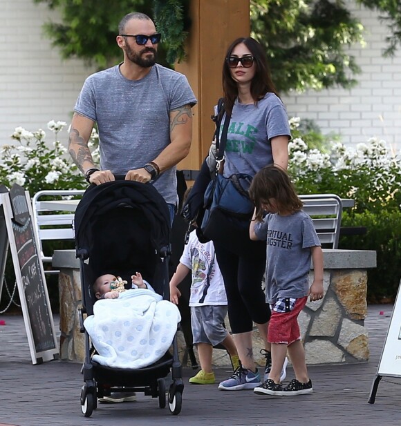 Megan Fox se promène en famille avec son mari Brian Austin Green et leurs enfants Noah, Bodhi et Journey River Green à Los Angeles le 2 novembre 2016 