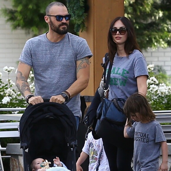 Megan Fox se promène en famille avec son mari Brian Austin Green et leurs enfants Noah, Bodhi et Journey River Green à Los Angeles le 2 novembre 2016 