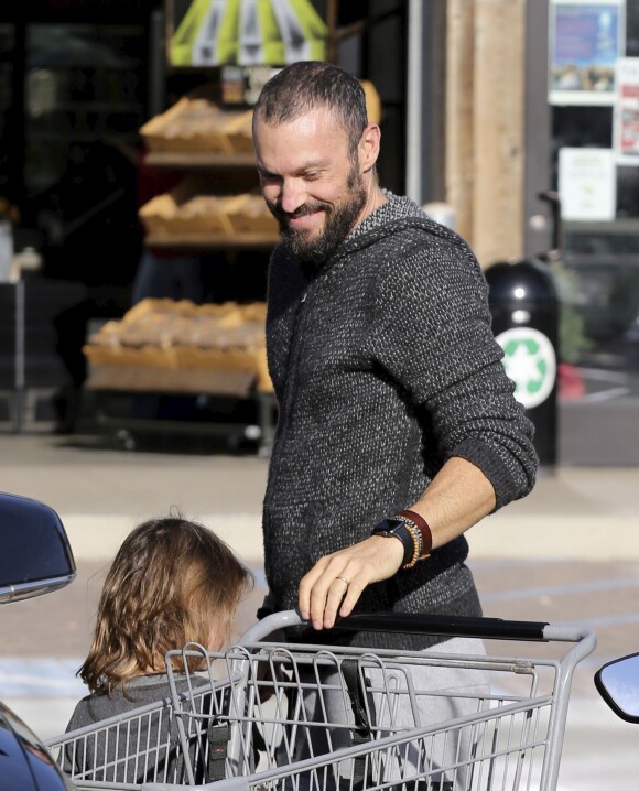 Exclusif - Brian Austin Green fait du shopping avec son fils Noah à Los Angeles, le 4 décembre 2016