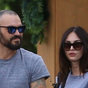 Megan Fox se promène en famille avec son mari Brian Austin Green et leurs enfants Noah, Bodhi et Journey River Green à Los Angeles le 2 novembre 2016