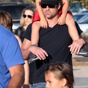 PATRICK DEMPSEY SE PROMENE EN FAMILLE A MALIBU LE 31 AOUT 2012.