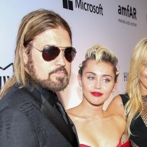 Miley Cyrus entre ses parents Billy Ray Cyrus et Tish Cyrus - Gala "AmfAR Inspiration Gala" à New York, le 16 juin 2015.