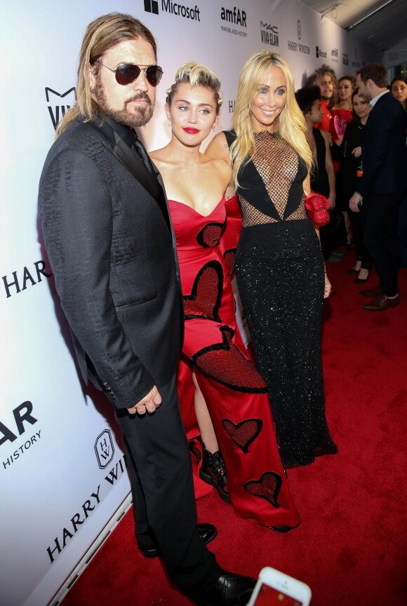 Miley Cyrus entre ses parents Billy Ray Cyrus et Tish Cyrus - Gala "AmfAR Inspiration Gala" à New York, le 16 juin 2015.