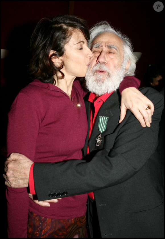Zabou Breitman et son père Jean-Claude Deret qui reçoit les insignes de Chevalier dans l'ordre des arts et des lettres à Paris en 2006