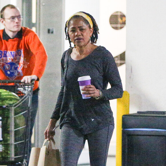 Doria Ragland, la mère de Meghan Markle, la nouvelle compagne du prince Harry, fait ses courses pour Thanksgiving à Los Angeles, le 23 novembre 2016.